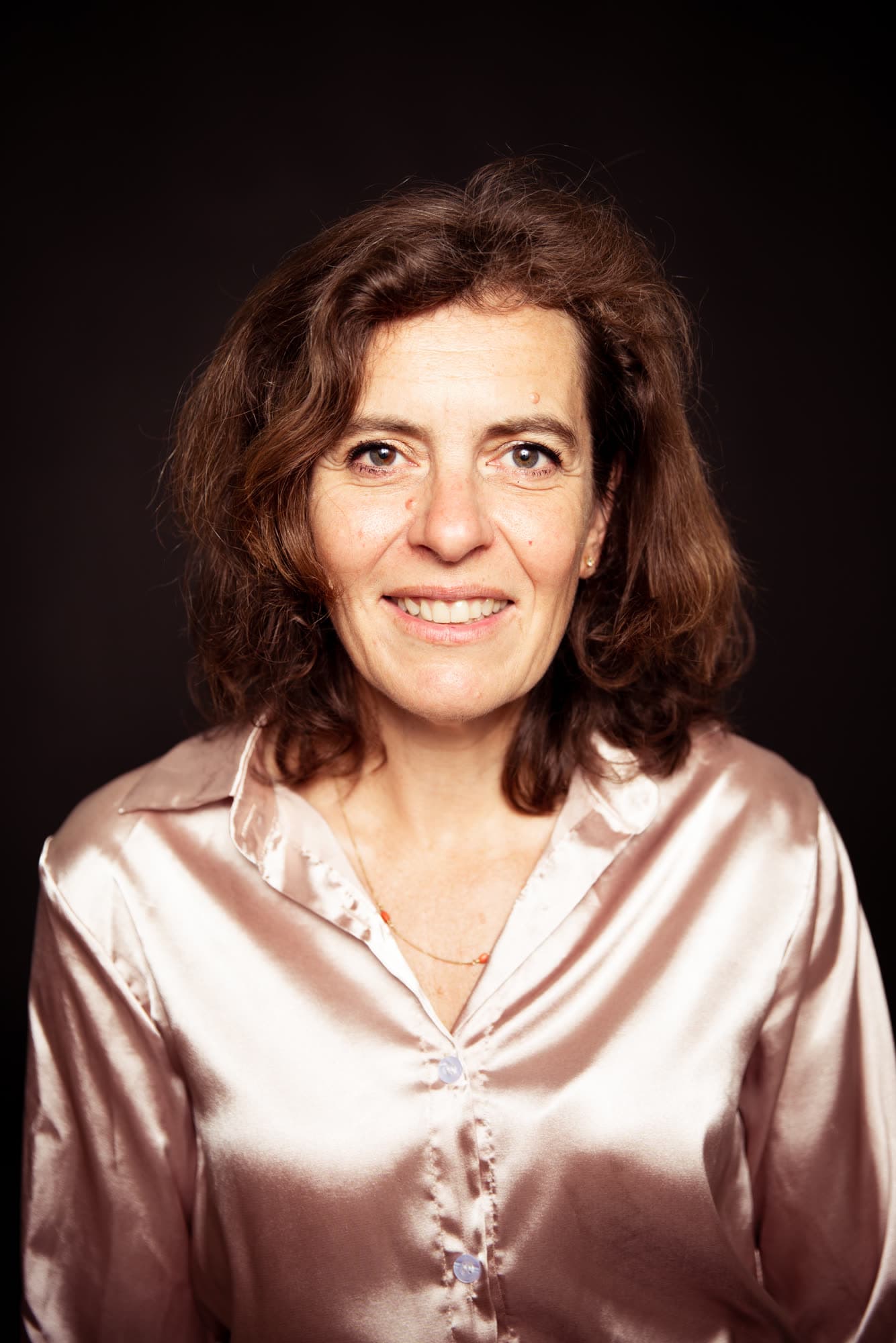Portret van Emily Staphorst tegen een donkere achtergrond